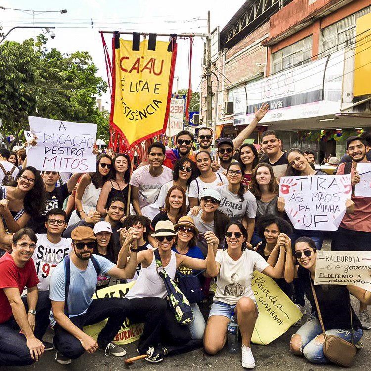 Estudantes e professores da UFCG no ato pela educação.